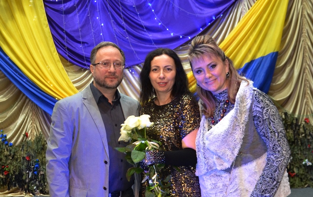 Студентка магістратури Уляна Білик з мистецьким та науковим керівниками.